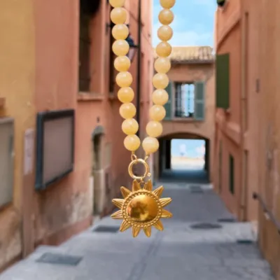 Chasing sunshine through Mediterranean streets.
Our golden sun charm necklace captures the warmth of endless summer days, wherever your journey takes you. ☀️

#cotedazur #mediterranean #summercollection #bazou
