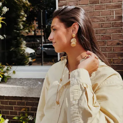 Golden accents, soft yellow tones, and effortless elegance ✨ Megan’s jewelry steals the spotlight, with layered gold pieces adding warmth and sophistication to her light yellow shirt. A perfect combination of subtle glamour and everyday style!