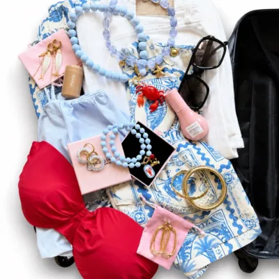 ✈️ Going on holiday? Don’t forget to pack your favorite jewelry. We know we did! ☀️ >>> Swipe for details 

#suitcaseinspiration #waterproofjewelry #summerjewelry☀️ #bazou