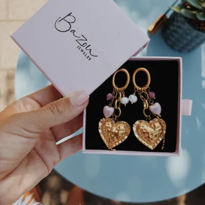 Sneak peek 🎀🌆 Today we’re shooting our brand-new jewelry collection at Bazou and we can’t wait to show you what’s coming 💗✨

#BazouJewelry #NewCollection #SneakPeek #JewelryLovers #ComingSoon