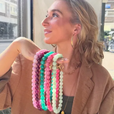 YOUR CART, OUR TREAT ✨ FREE SHIPPING SHOP NOW 🛍️ A little colour, a lot of character ✨📿 Handpicked beads made to mix, match & make your look your own. 🫶🏼

#kralenketting #beadedjewelry #jewelrydetails #statementjewelry