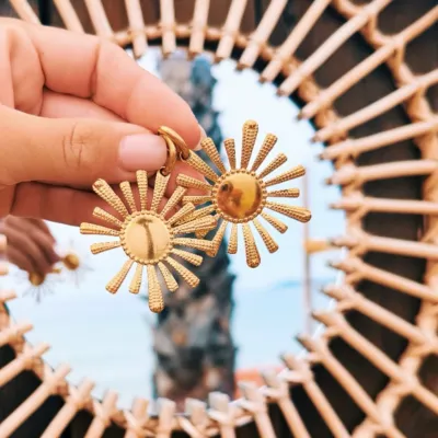 GOLDEN RAYS & OCEAN DAYS — the perfect pair for your next seaside escape ☀️🌊
#golden #goldenearrings #waterproofjewelry #jewelry #stainlesssteelearrings #stainlesssteeljewelry #bazou