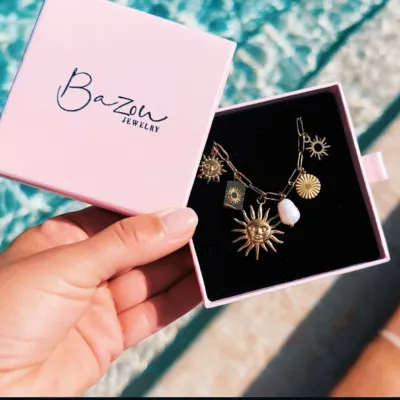 “Follow the Sun” ☀️
#charmnecklace #bedelketting #zonketting #necklace #sunnecklace #followthesun #waterproof #jewelry #bazou