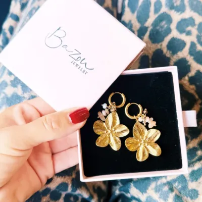 WE HAVE A NEW FAVE ♥️🌺 

#earrings #stainlesssteeljewelry #jewelry #flowerearrings #bazou