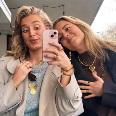 Golden moments with your favorite person ✨💛 Layer it, love it, live it. 💜 #sieraden #jewelrylove #goldvibes #layering #necklacegoals ringstack earringstyle fashiondetails stijlvol dutchfashion accessoriesaddict goldjewelry minimalchic statementpieces shoponline jewelryshop ootd vriendinnen goldenmoments