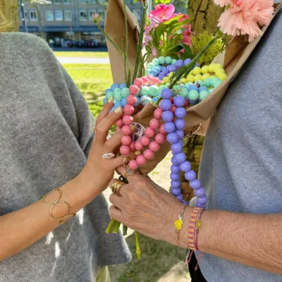 For every hug, every smile and every moment, because she deserves all the color and love in the world 💐💛

Happy Mother’s Day from all of us at Bazou ✨

#mothersday #bazou #lotsoflove #colorfullives #jewelry